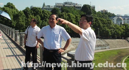 湖北省外事侨务办公室副主任胡应海一行到湖北民族学院检查工作