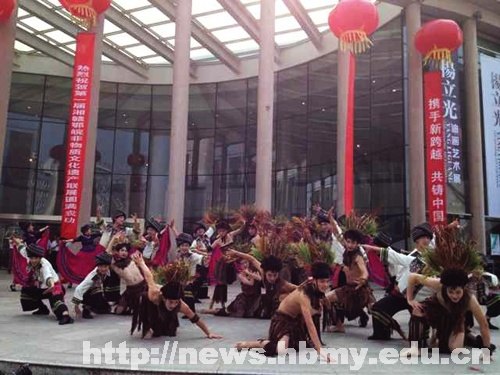 湖北民族学院学生参加第一届湘赣鄂皖非遗联展开幕表演