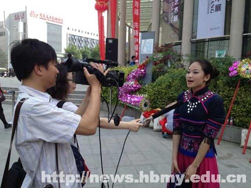 湖北民族学院学生参加第一届湘赣鄂皖非遗联展开幕表演