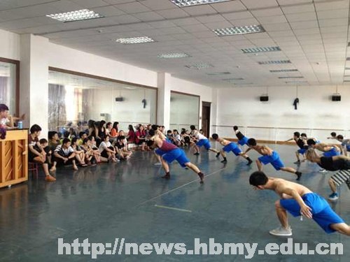 湖北民族学院学生参加第一届湘赣鄂皖非遗联展开幕表演