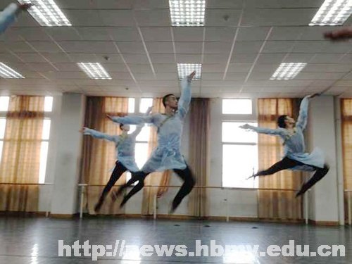 湖北民族学院学生参加第一届湘赣鄂皖非遗联展开幕表演