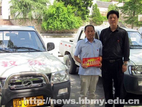 职业技术与继续教育学院开展“戴党徽 亮身份 树形象”活动