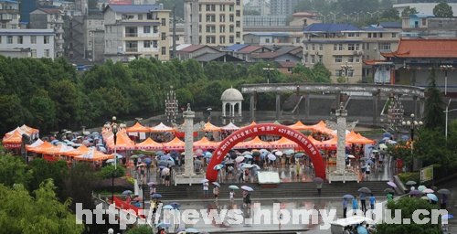 湖北民族学院举行2013年湖北省第八届“e21高招巡回咨询会”暨湖北民族学院“校园开放日”