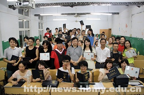 各院分别举行2013届毕业生毕业典礼