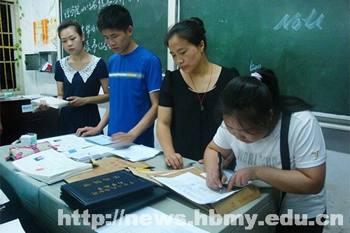 各院分别举行2013届毕业生毕业典礼