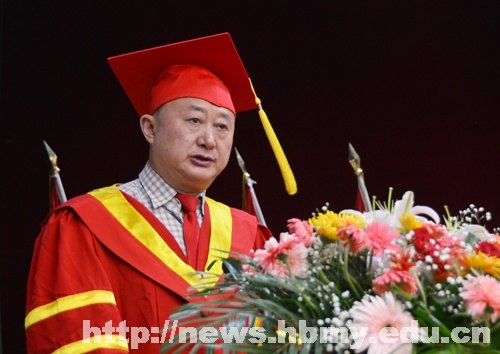 学校隆重举行2013届硕士研究生毕业典礼暨学位授予仪式