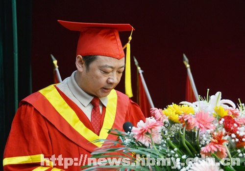 学校隆重举行2013届硕士研究生毕业典礼暨学位授予仪式