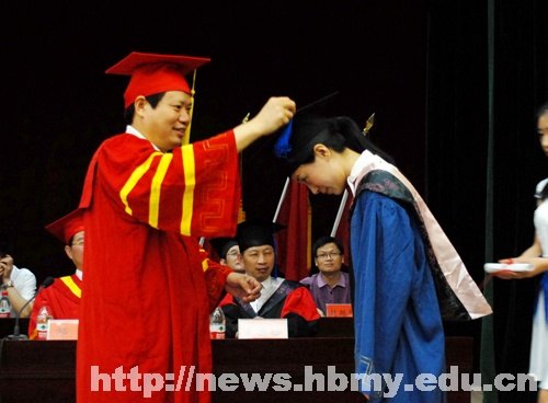 学校隆重举行2013届硕士研究生毕业典礼暨学位授予仪式