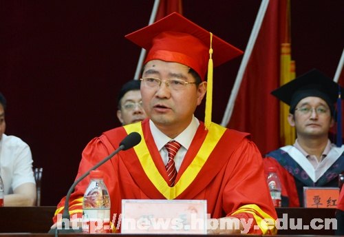 学校隆重举行2013届硕士研究生毕业典礼暨学位授予仪式