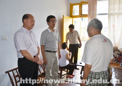 学校领导看望慰问困难老党员