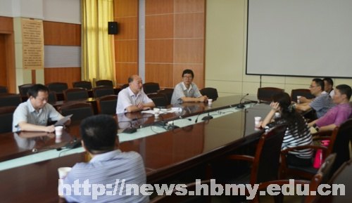 学校领导看望慰问困难老党员