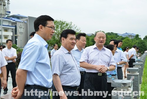 全国人大常委艾斯海提.克里木拜一行来湖北民族学院视察工作