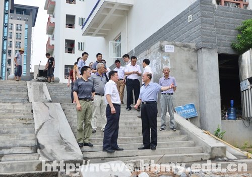 湖北省发改委副主任王玉祥来湖北民族学院检查重点项目建设