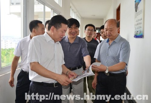 湖北省发改委副主任王玉祥来湖北民族学院检查重点项目建设