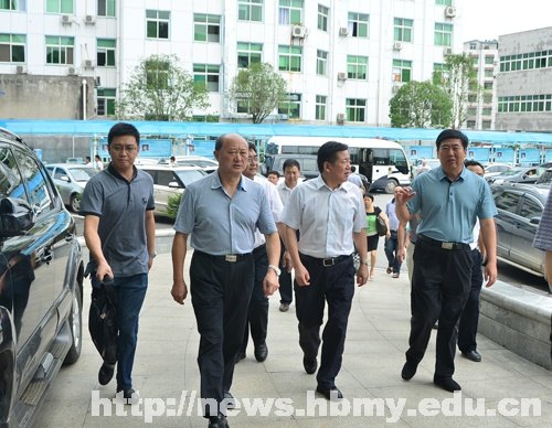 湖北省发改委副主任王玉祥来湖北民族学院检查重点项目建设