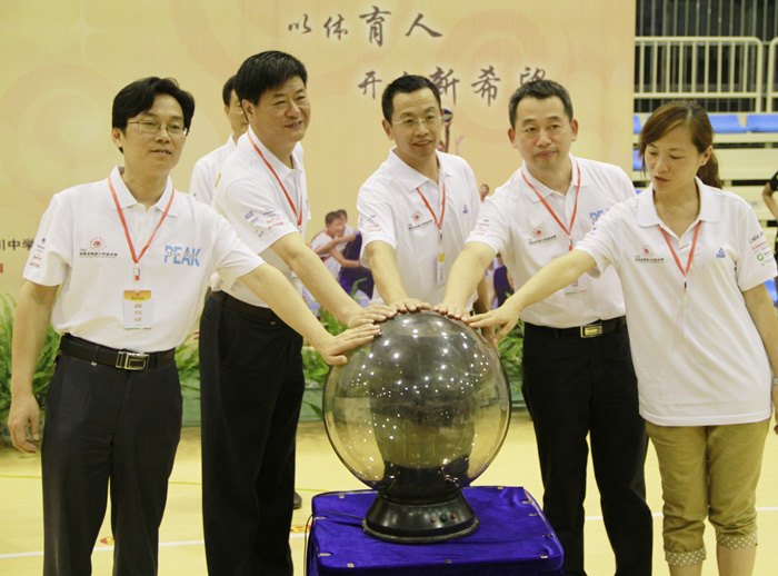 以体育人 开启新希望--“2013姚基金希望小学篮球季”活动在皖西学院正式开启