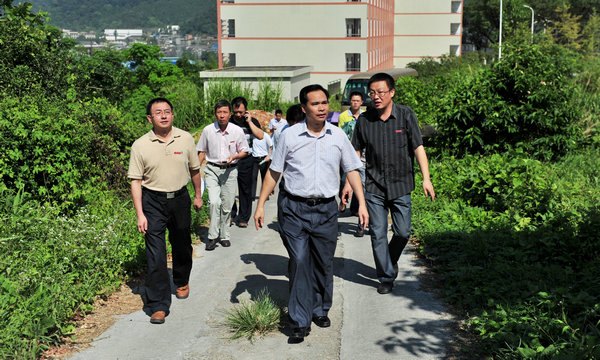 新任党委书记曾祥辉考察校园