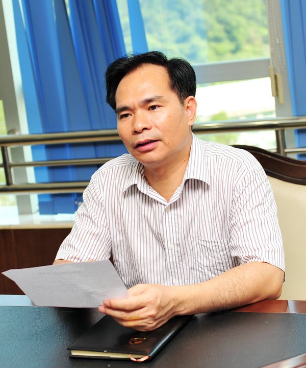 新任党委书记曾祥辉考察校园