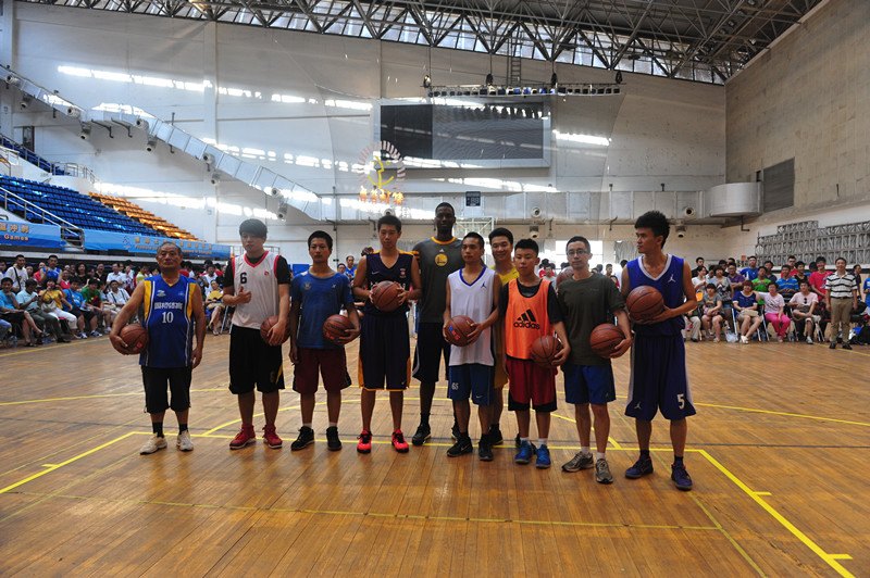 2013上海市民体育大联赛篮球比赛日前在东华大学举行