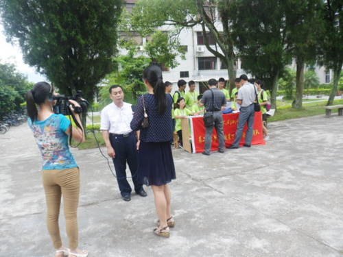 学生处领导到连平县慰问贫困学生,指导助学贷款政策下乡行活动