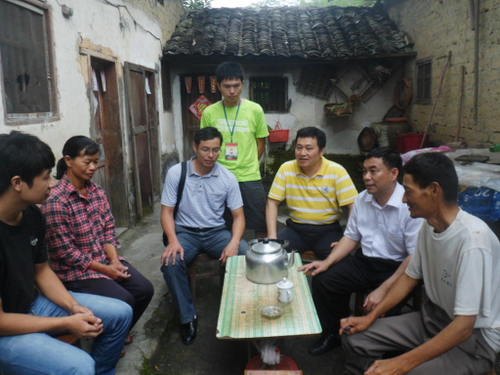 学生处领导到连平县慰问贫困学生,指导助学贷款政策下乡行活动