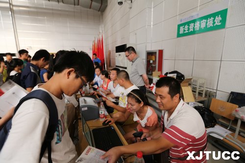 西安交大城市学院2013级新生报到工作秩序井然