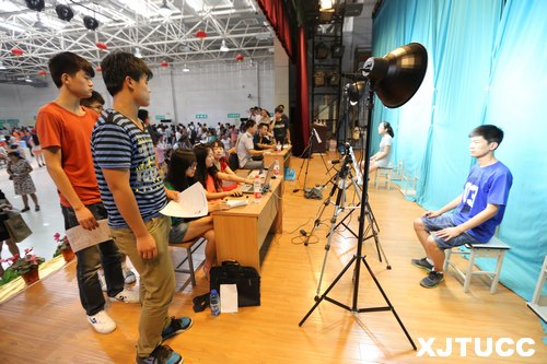 西安交大城市学院2013级新生报到工作秩序井然