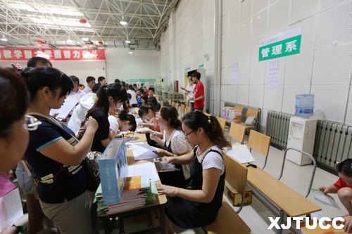 西安交大城市学院2013级新生报到工作秩序井然