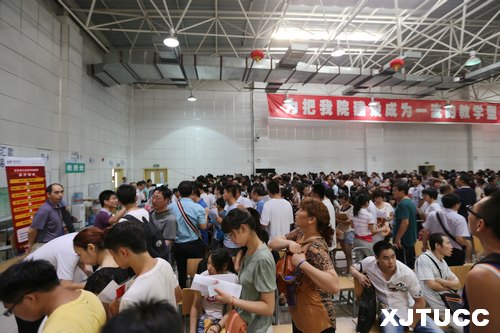 西安交大城市学院2013级新生报到工作秩序井然