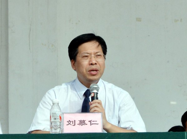 广西师范学院举行2012级军训阅兵暨总结表彰大会