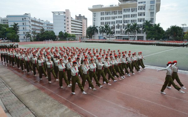 广西师范学院举行2012级军训阅兵暨总结表彰大会