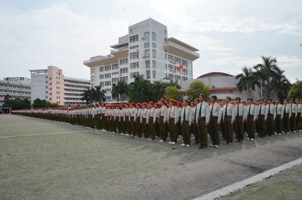 广西师范学院举行2012级军训阅兵暨总结表彰大会