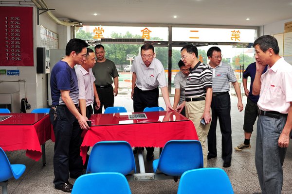 校领导检查开学前准备工作