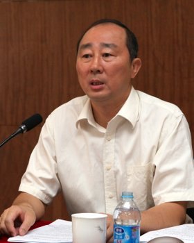 学校召开中层干部大会 部署下半年工作