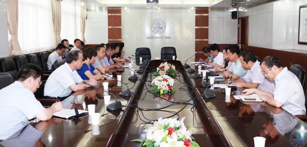 学校举行学生家长座谈会