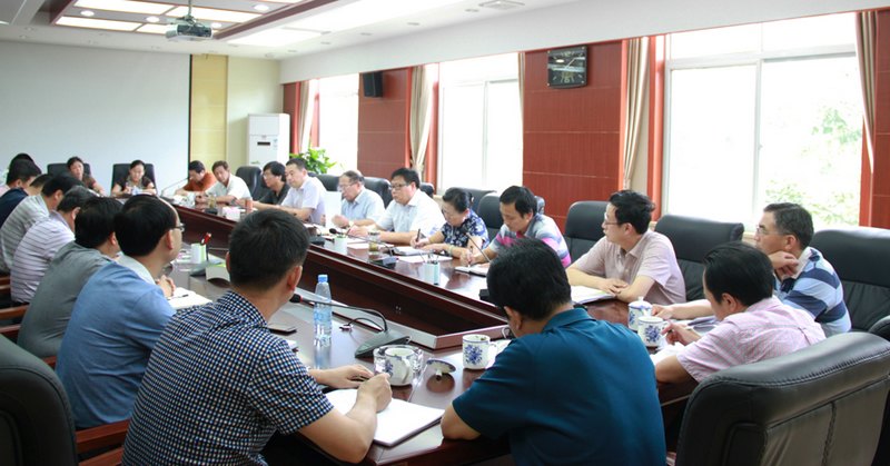 校党委理论学习中心组召开专题扩大学习会