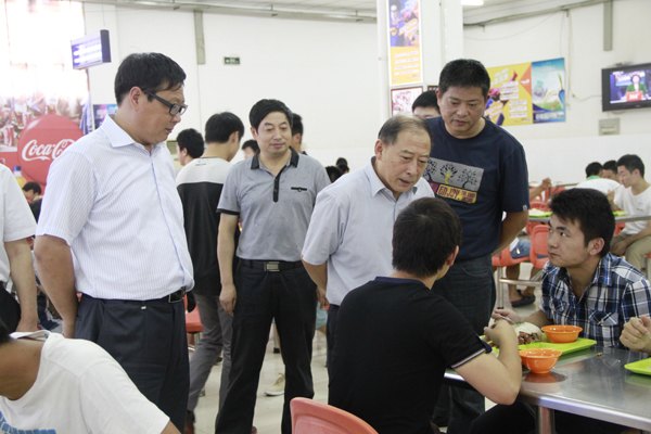 皖西学院校领导深入学生食堂检查指导工作