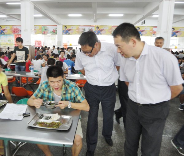 皖西学院校领导深入学生食堂检查指导工作