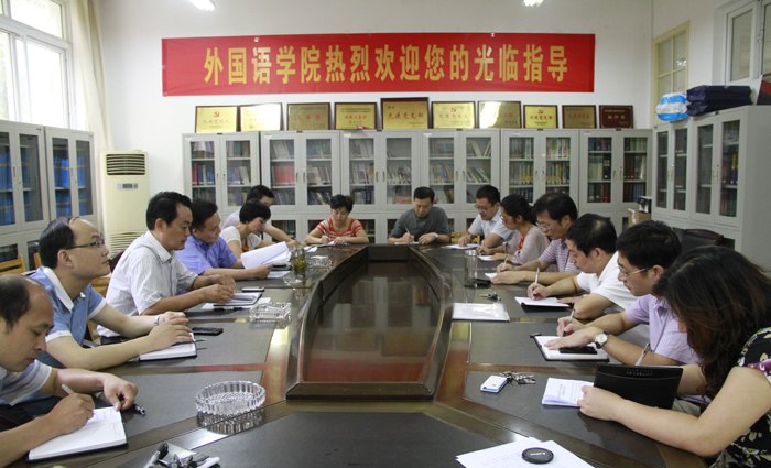 ����Ⱥ��·�߽���ʵ����쵼С��칫���ٿ������λ��鲼�ý��ڹ���