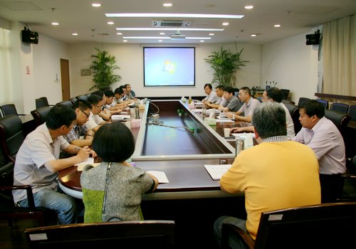 校党委中心组举行专题学习会推进群众路线教育实践活动