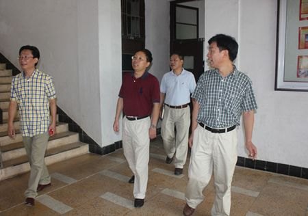 校领导检查成教学院新学期开学工作