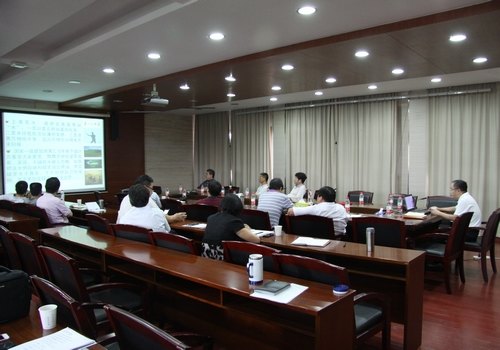校党委理论中心组专题研讨服务型党组织建设