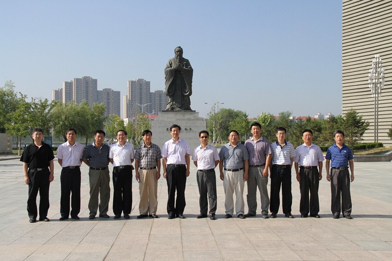 中国石油大学胜利学院院长刘衍聪一行访问烟台大学文经学院