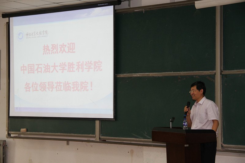 中国石油大学胜利学院院长刘衍聪一行访问烟台大学文经学院