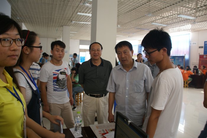 校领导深入迎新现场检查指导工作