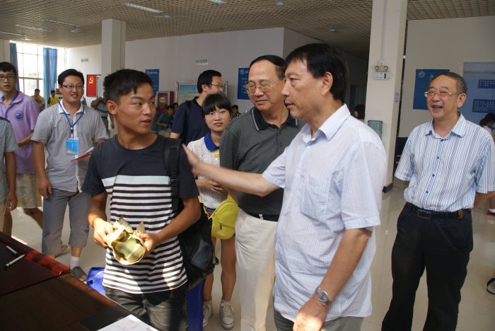 校领导深入迎新现场检查指导工作