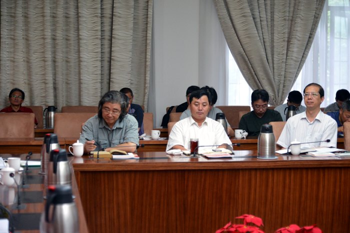 校党委中心组举办暑期学习会