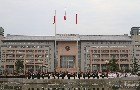 郑州大学新生举行升国旗仪式