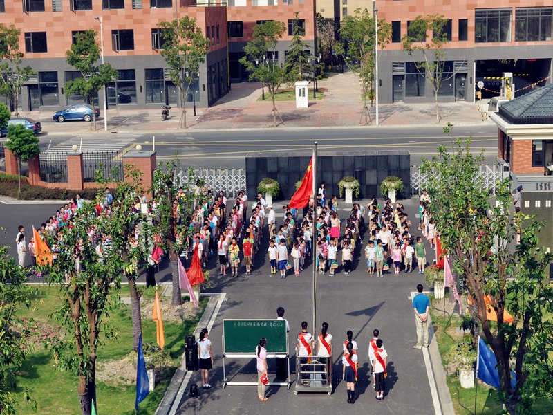 东华大学附属实验学校开学首日活泼有序