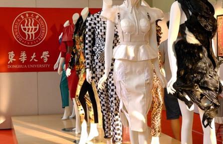 ��װѧԺ�����μӡ�2013�Ϻ����ʿ�ѧ������ʮ����չ��